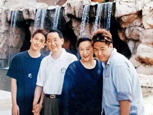 汤臣集团汤珈铖汤子嘉同父同母为何颜值差这么多?