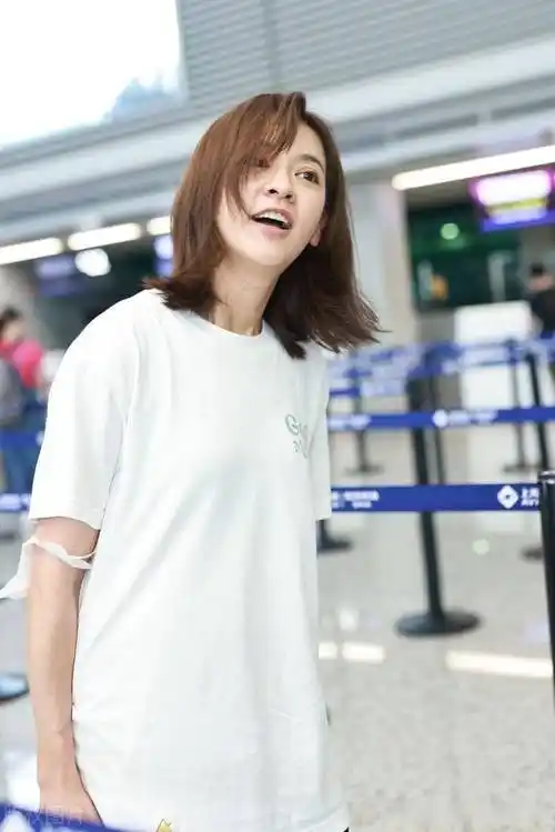 陈意涵街拍:白色体恤黑色裙子休闲潇洒_湖南_长沙_机场