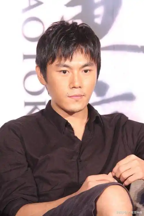 秦昊45岁生日晒全家福,网友惊呼:这是娱乐圈最幸福的一家!