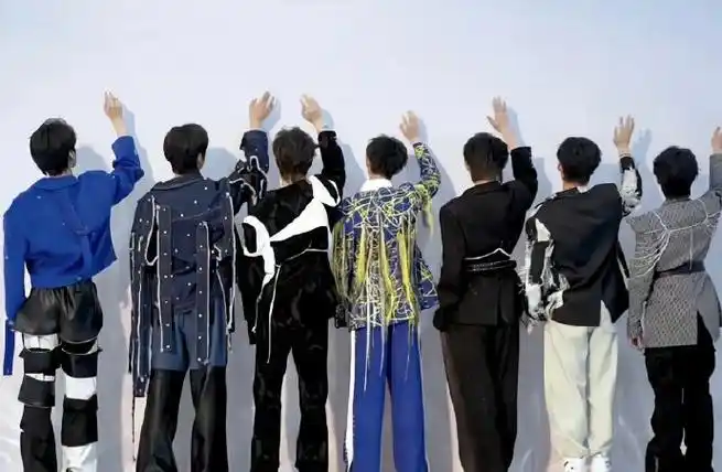 时代少年团#时代少年团背影比耶合集96709915    四年时间.