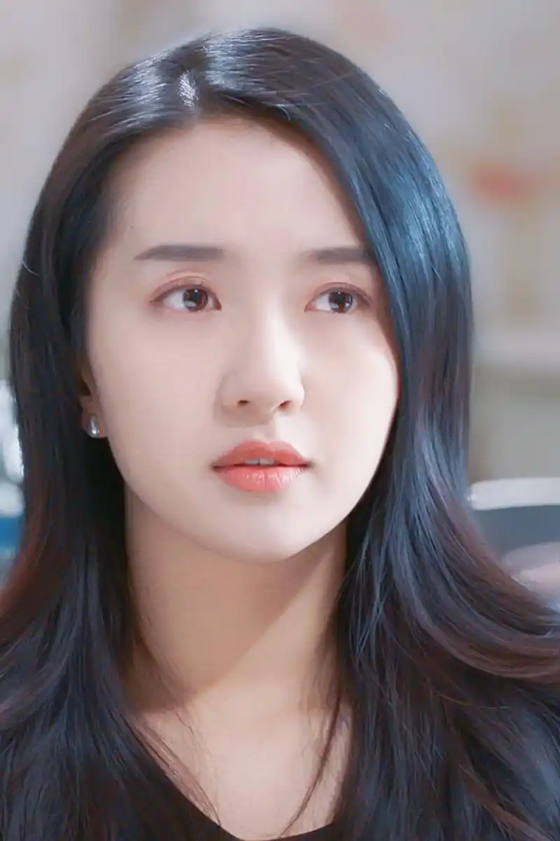 许龄月,身材高挑,气质动人,且没有丝毫的做作与架子