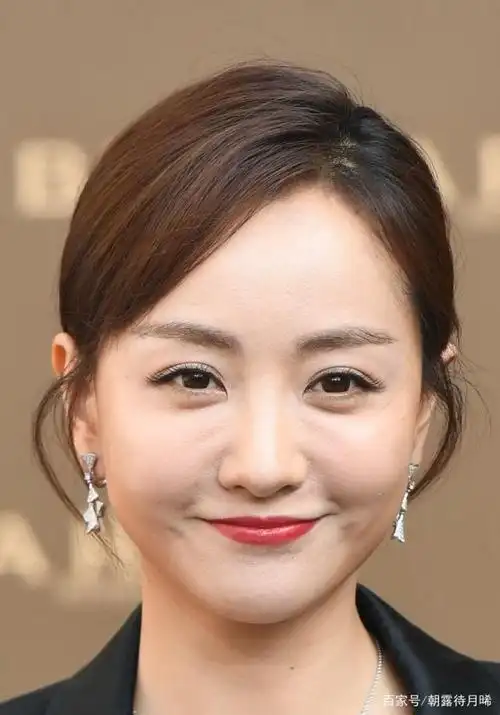 图四是女神杨蓉,穿黑色的外套配黑色的短裤,帅气十足!