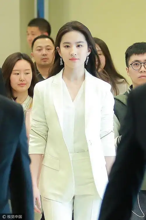 刘亦菲白西装现身 一颦一笑仙气十足