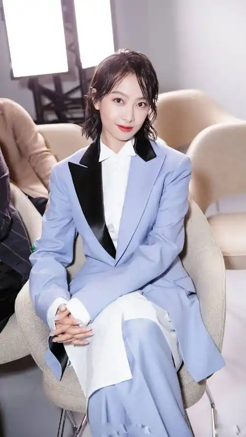 宋茜男装亮相身穿蓝色拼接西装帅气撩人