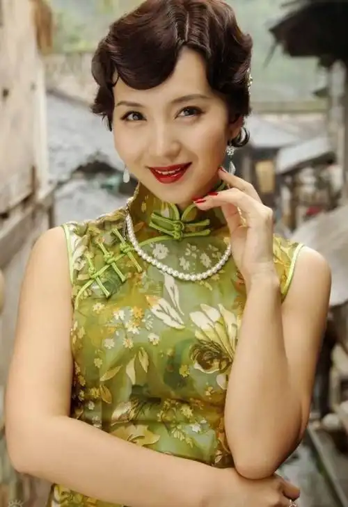 演风情万种的"万人迷",有一种熟女的韵味,穿上旗袍后愈发显得婀娜多姿