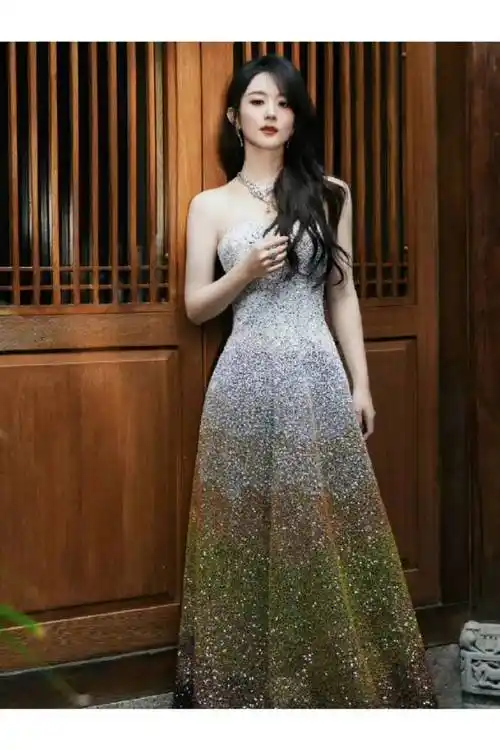 雅虎搜星》比赛冯小刚组冠军而进入演艺圈; 2006 年到 2011 年赵丽颖