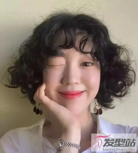 短发烫小卷会显老吗 瘦脸又俏皮秒变潮girl