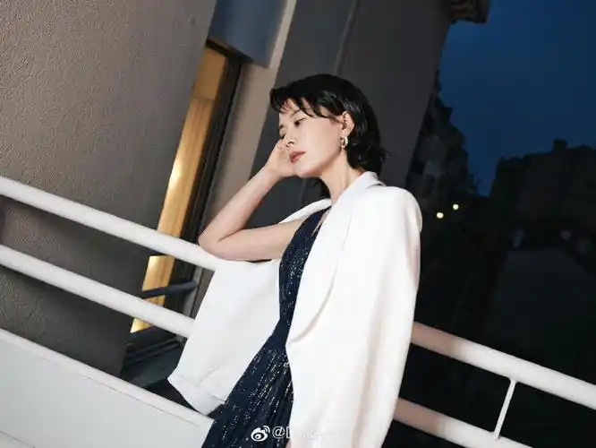 v-style#@海清在昨天的戛纳电影节品牌晚宴上换了一个很新鲜的发型