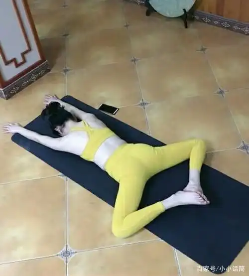 一组容易学的瑜伽体式