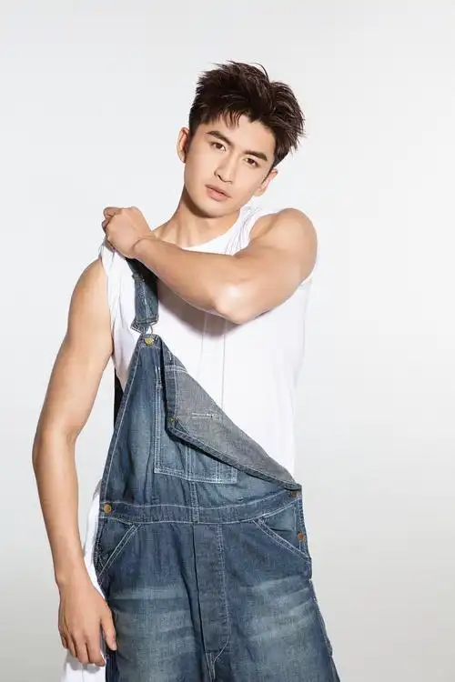 张云龙生日写真曝光尽显肌肉好身材