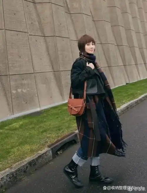 袁泉是一位优雅而又时尚的女演员,她的穿搭总是能展现出她的气质和