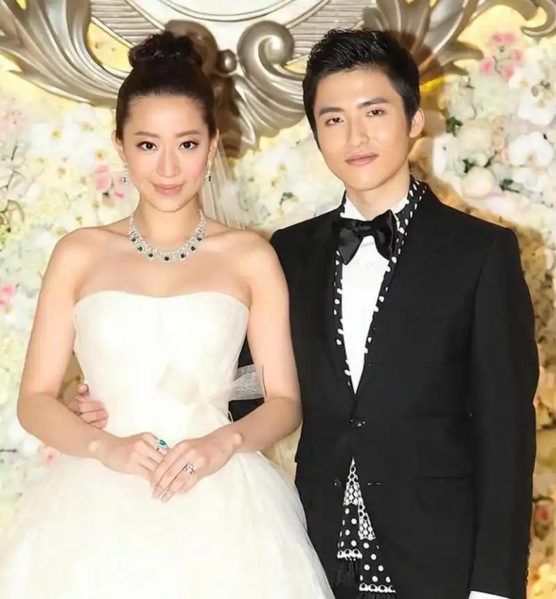 汪圆圆庆祝37岁生日,富豪老公准备5个蛋糕,甄子丹夫妇为其助阵