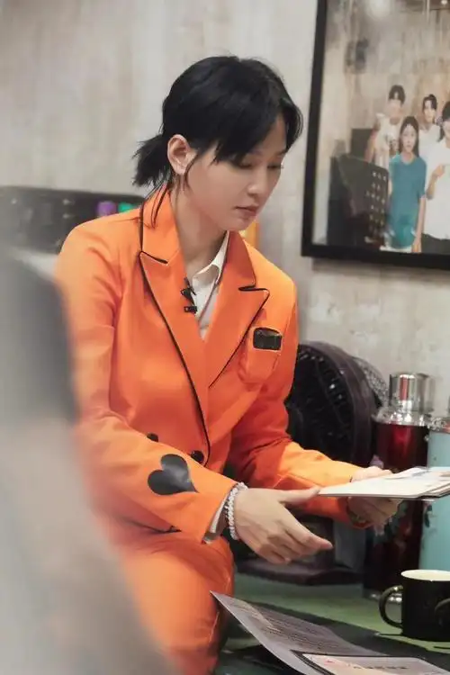 刚刚出道的时候,周笔畅一直都是中性风的造型,像个"假小子".