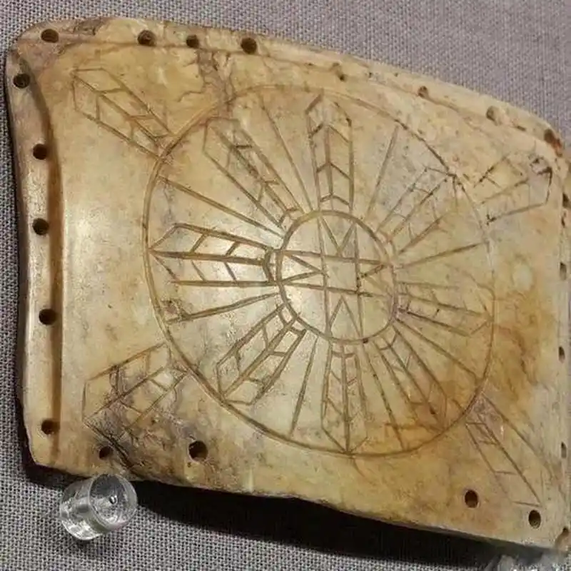 古玉居说玉# 凌家滩遗址出土的玉版,什么原始八卦?什么河图洛书?