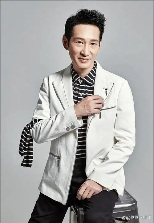 刘敏涛与王劲松牵手亮相,温婉大气与儒雅气质的一对