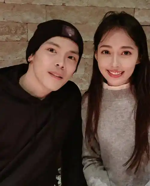 向太陈岚发年轻时候老照片,网友笑侃:比儿媳郭美女还美_女强人_向佐