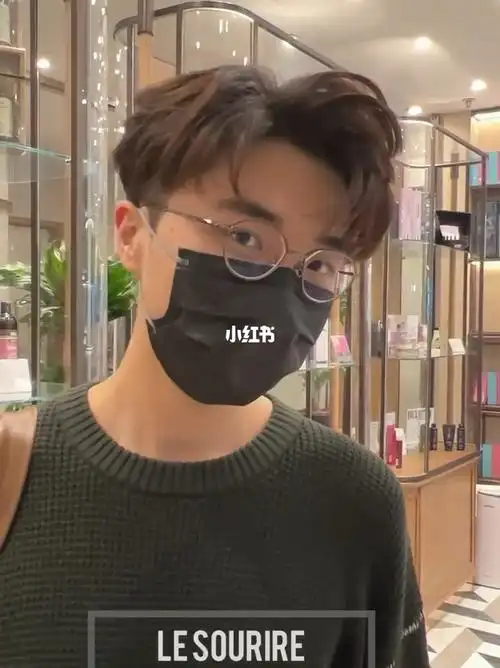 港风三七分卷发