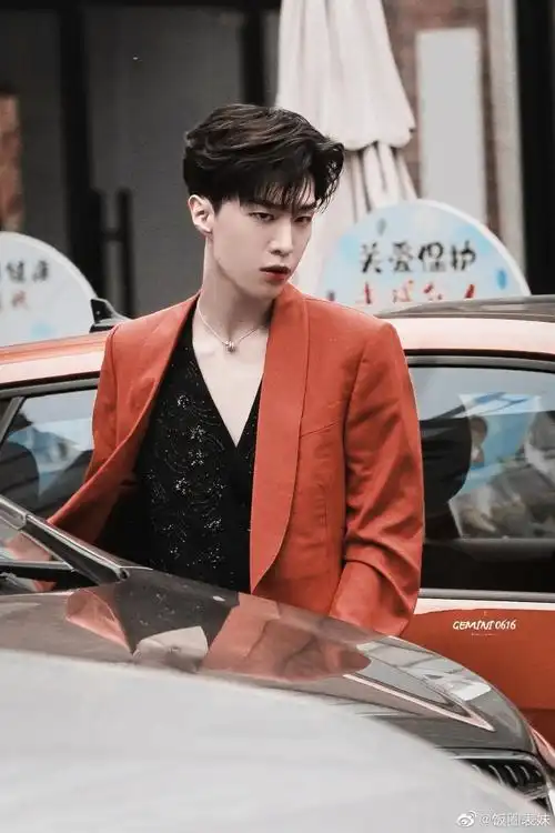 范丞丞红色西装造型