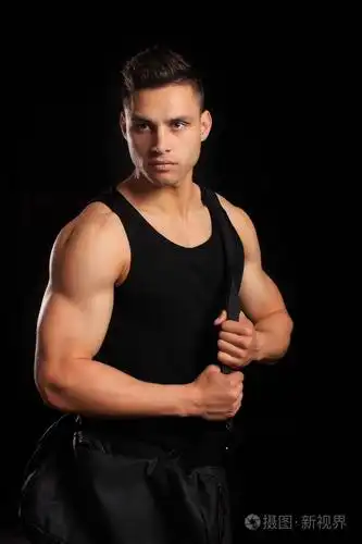 英俊的健美男子与半裸展示肌肉在帽子和眼镜照片-正版商用图片0xozo4-