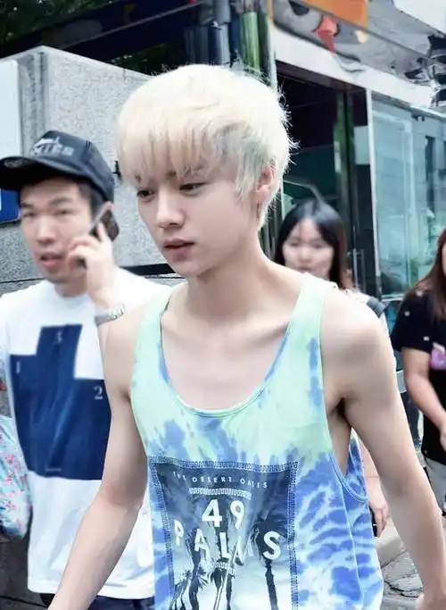 原创路人镜头下鹿晗曝光真实身材看完让人怀疑人生和关晓彤比赛吗