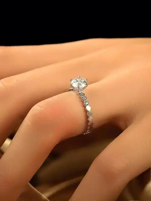 性价比超高超划算90的蜂巢款式钻戒95~蜂巢款式兼并经典与设计感