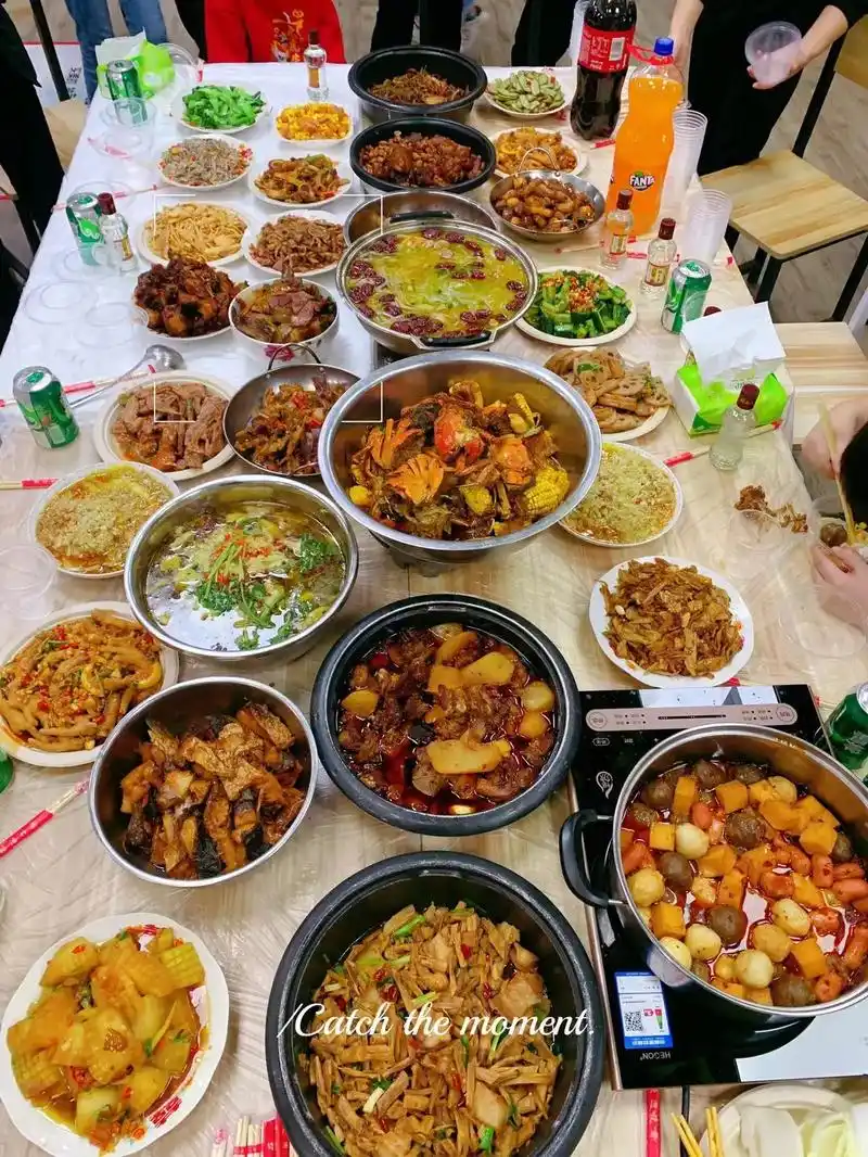 苏宁易购同事在店聚餐,两位美女同事辛苦下厨做的美味长桌宴.