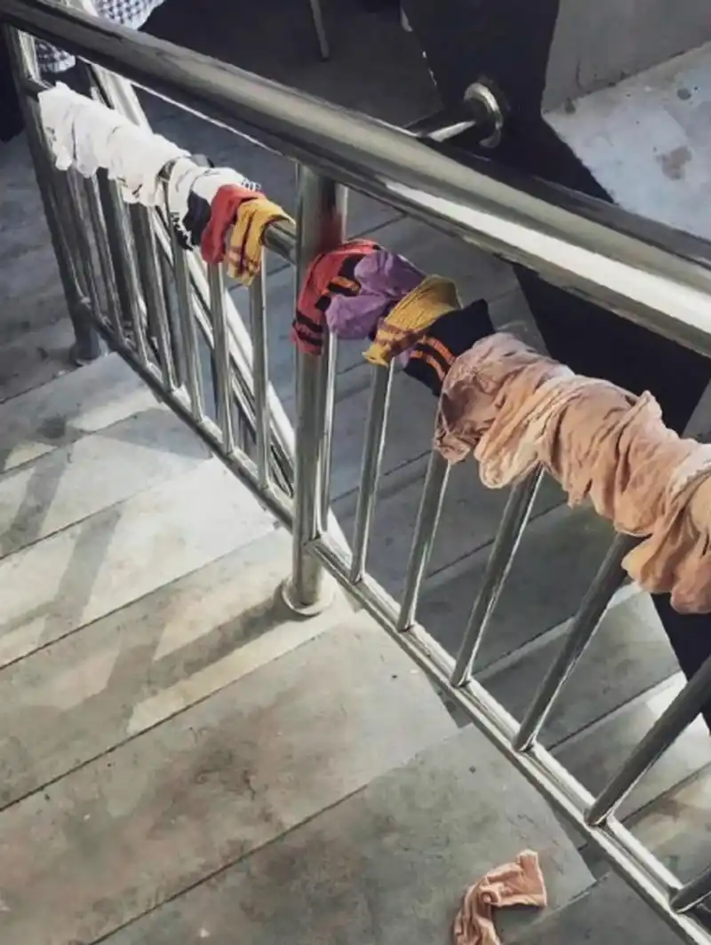 壁女生宿舍老是喜欢在楼道里晒臭袜子,怎么样才能阻止她们?