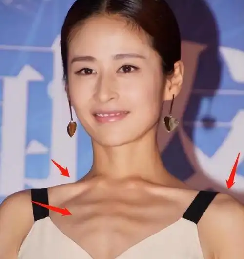 这张图里,头和身体的比例明显不对劲,看起来很不协调.