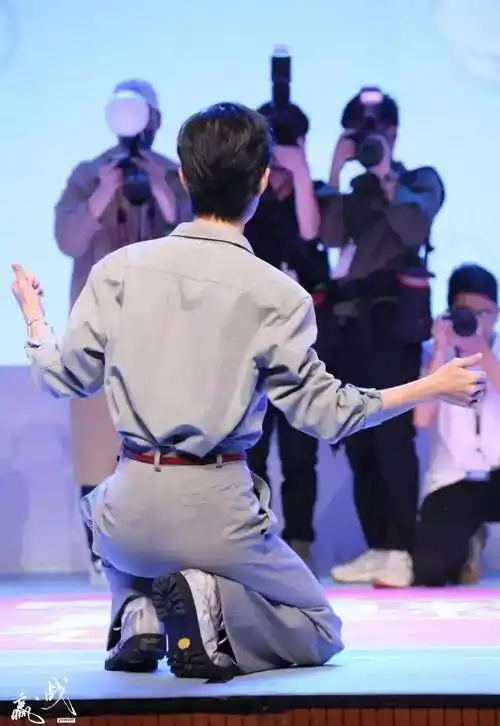 肖战背影合集:你追世界,我们追随你的背影_守护_故事_可靠的