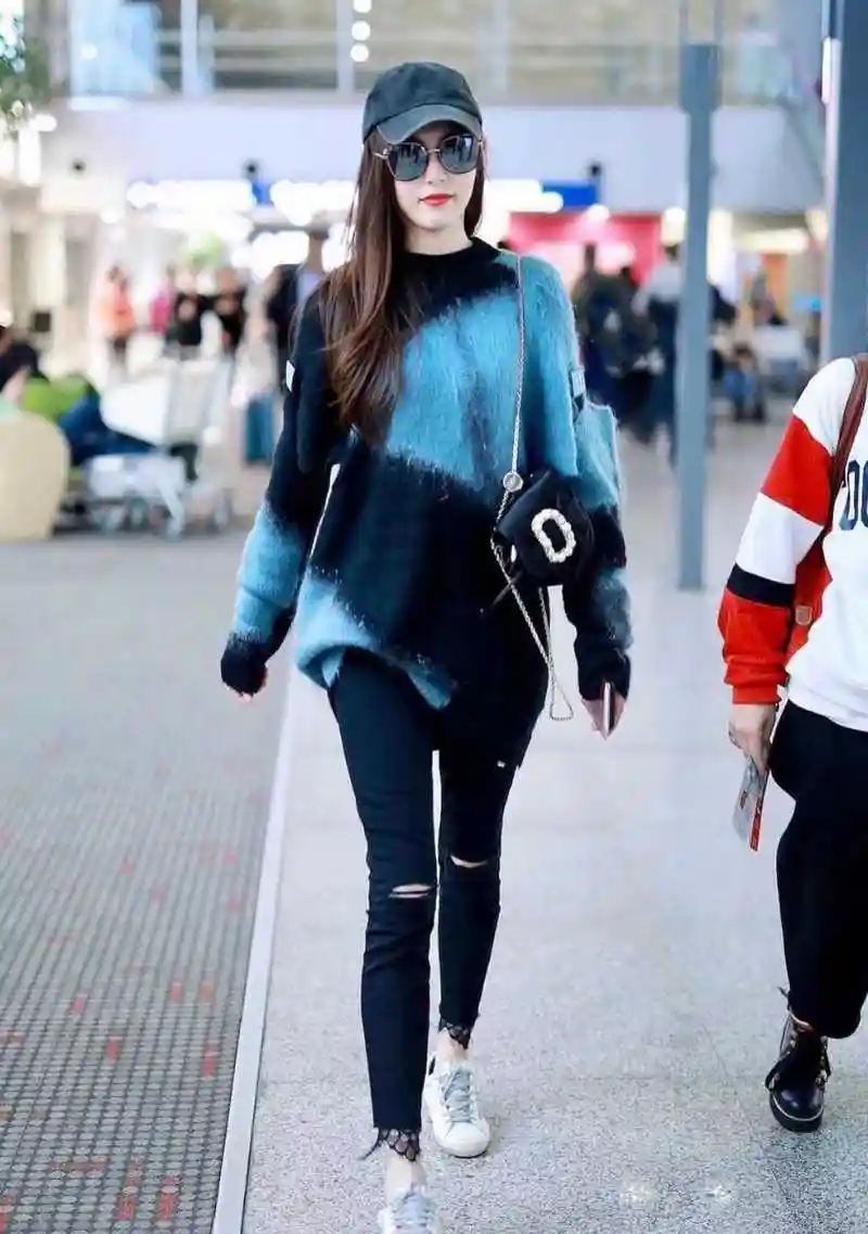 唐嫣真是穿搭高手,拼色毛衣配破洞牛仔裤,时髦洋气又高级