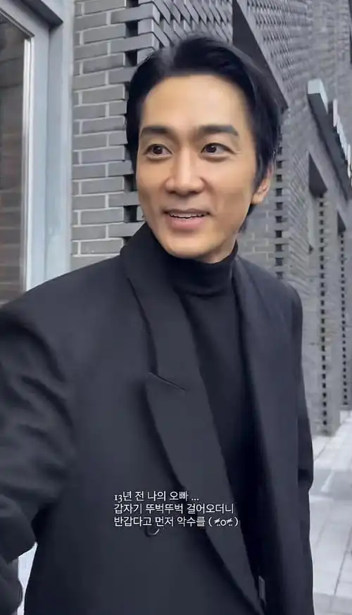 天呐,看到48岁宋承宪近照,才懂为啥刘亦菲都曾沦陷,又帅又爷们