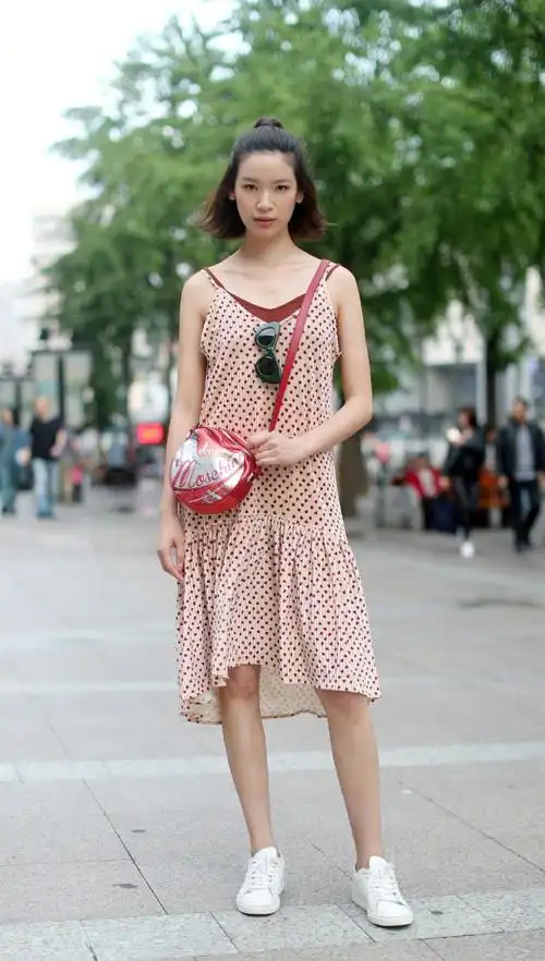 路人街拍时尚闺蜜现身街头引关注