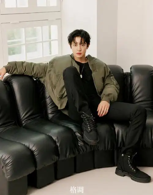 朴灿烈和宠物合拍中国封面#6015截止到20点,格调x灿烈 开年刊杂志