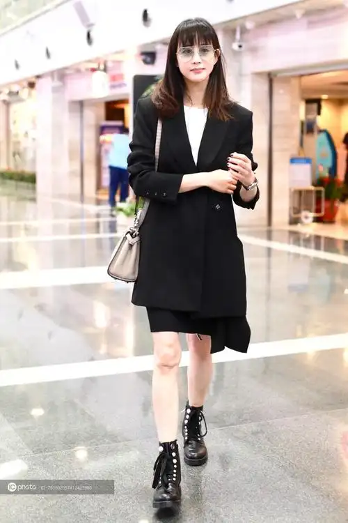 街拍张钧甯长西装短裙马丁靴型酷别致
