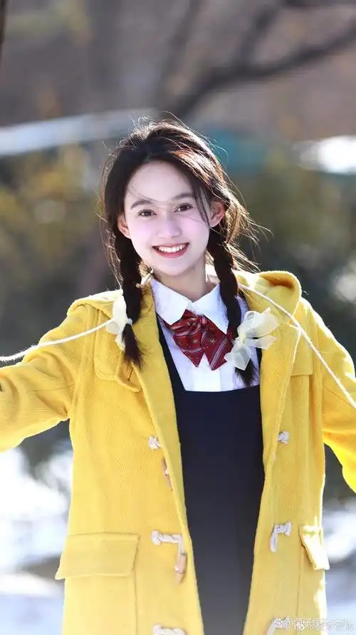 夏梦穿黄衣服甜美写真大片