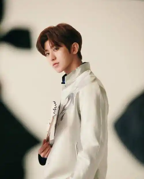 关晓彤和baby的婚纱造型成亮点,所配男嘉宾让人大呼节目组真细心_李晨