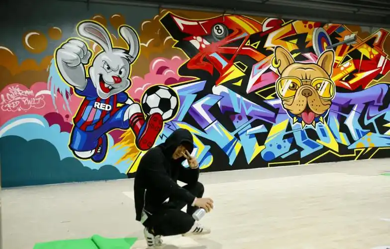 斑斓围墙的剪影吸引,后来他知道,这是涂鸦,是嘻哈文化的一种表现形式