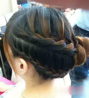 年轻少女们想要头发盘的精美时尚,那么不妨在盘发中融入编发元素,将