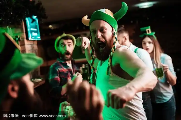 两个人在酒吧打架.