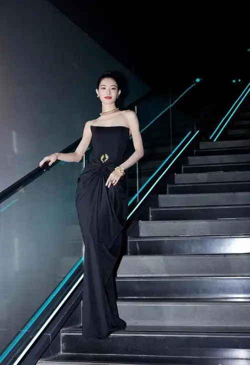 钟楚曦晒活动写真穿抹胸长裙优雅高贵又豪放肌肉线条令人羡慕