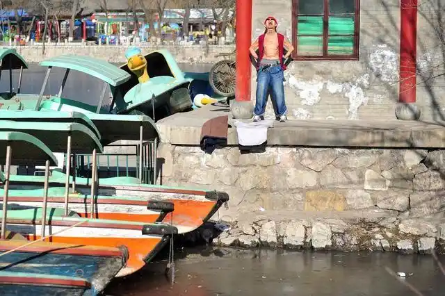 这个老人不一般 寒冬赤膊健身引关注_新浪看点