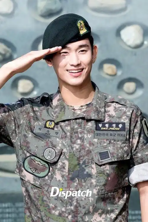 网热议韩星超帅从军入伍照玄彬玉泽演军照超man