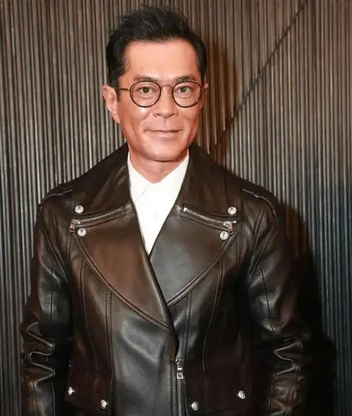 古天乐的肤色依然偏黑,他身穿皮衣并搭配白色衬衫,整体给人一种非常有