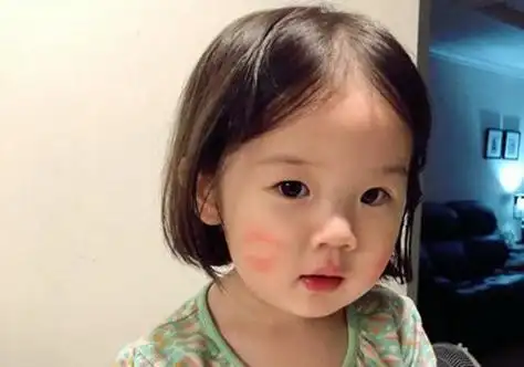 小女孩中分内扣短发发型