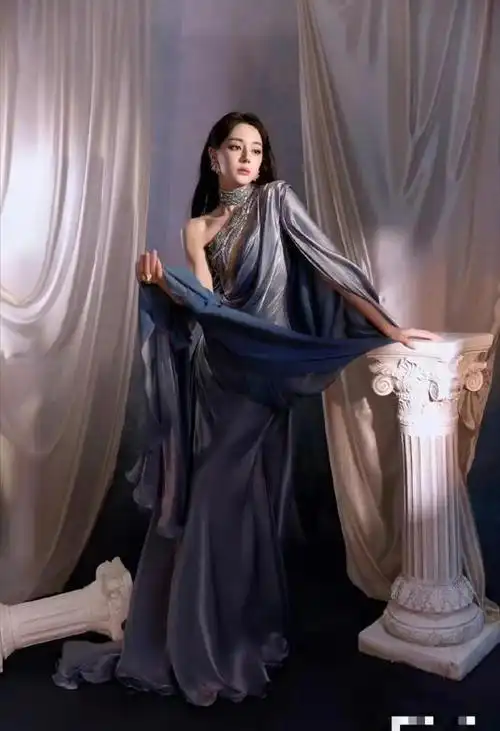 迪丽热巴童年照曝光,小时候已初显美人态大眼睛高鼻梁堪比洋娃娃