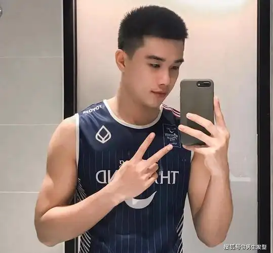 原创2020男生"短发"流行发型,剪好这4款露额造型,帅气不邋遢