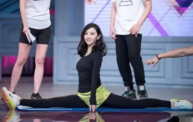 景甜在快乐大本营演示瑜伽动作网友一字马只服景甜