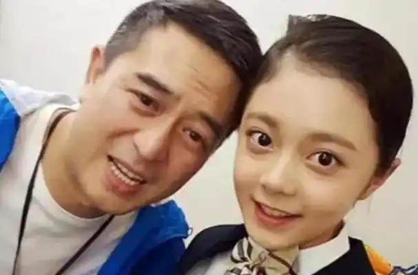 张嘉译的四位女儿前三位都火成一线就她怎么捧都不火