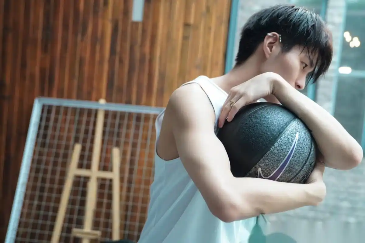 营业一把,最近实在迷且懒,想打个球,41度啊,于是拿着篮球去阳台摆拍一