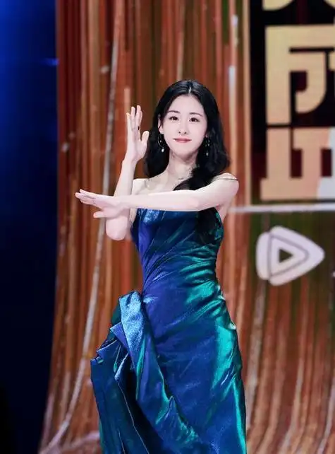 在2014年的《中国好声音》中,张碧晨凭借出色的表现,战胜了李嘉格和